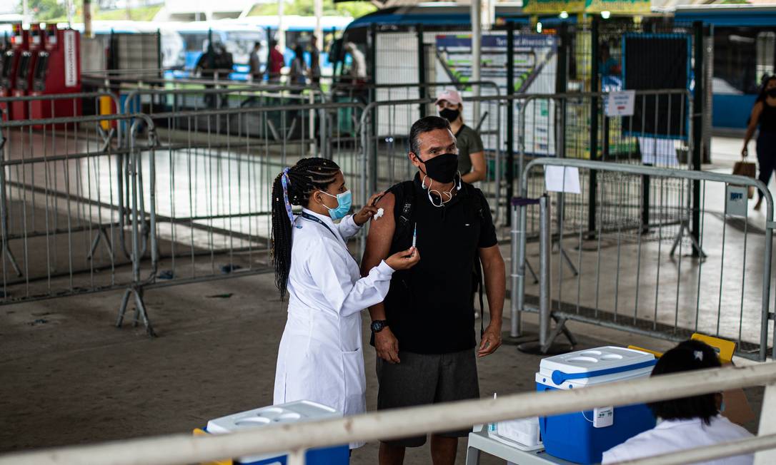 No Rio, não vacinados ainda procuram postos atrás da primeira dose Foto: Hermes de Paula / Agência O Globo