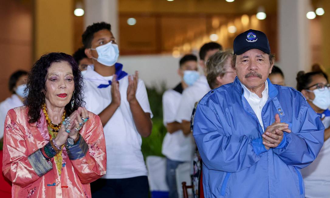 Presidente da Nicarágua, Daniel Ortega, ao lado de sua mulher e vice-presidente, Rosario Murillo, após eleição Foto: CESAR PEREZ / AFP