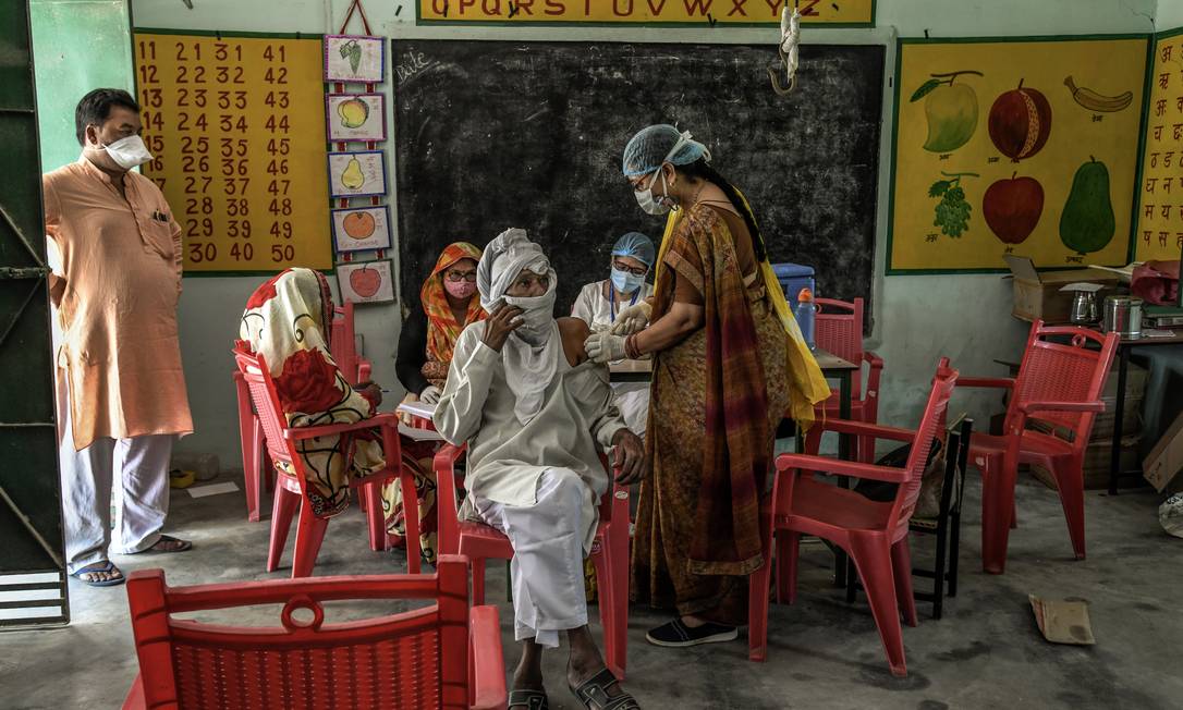 Indiano recebe dose de vacina contra Covid-19 em Sultanpur, na Índia Foto: ATUL LOKE / NYT/4-6-21