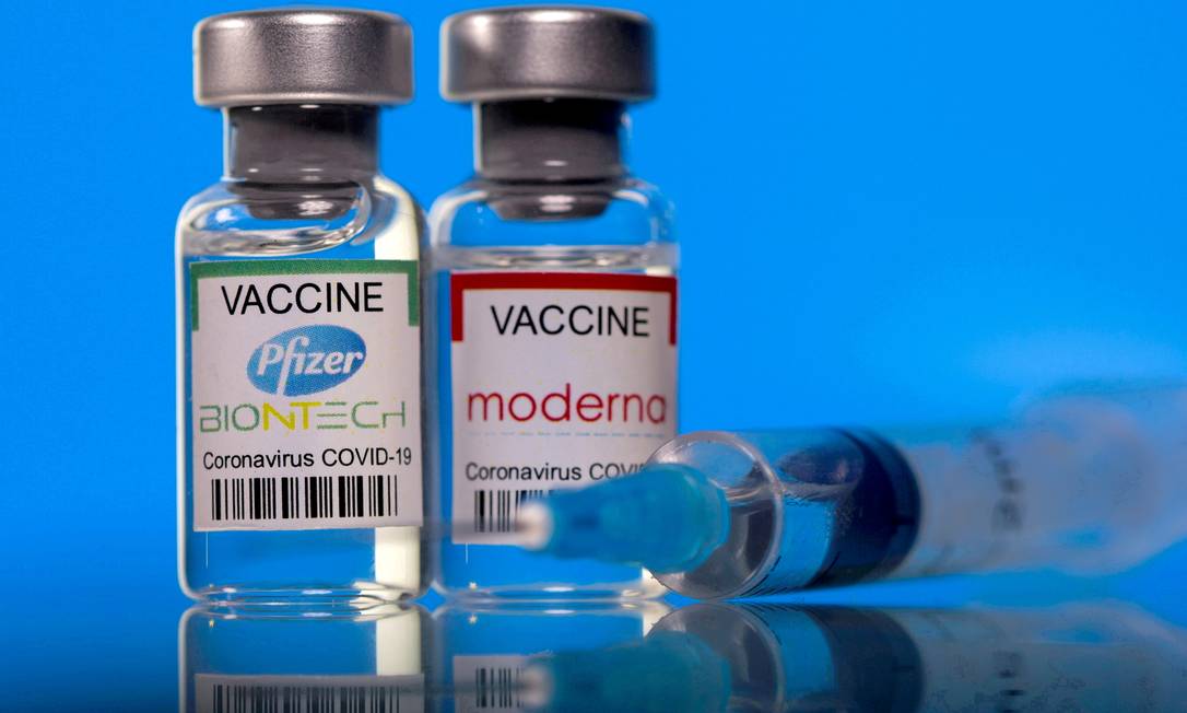 Frascos com rótulos das vacinas da Pfizer-BioNTech e da Moderna contra a Covid-19 Foto: Dado Ruvic / REUTERS