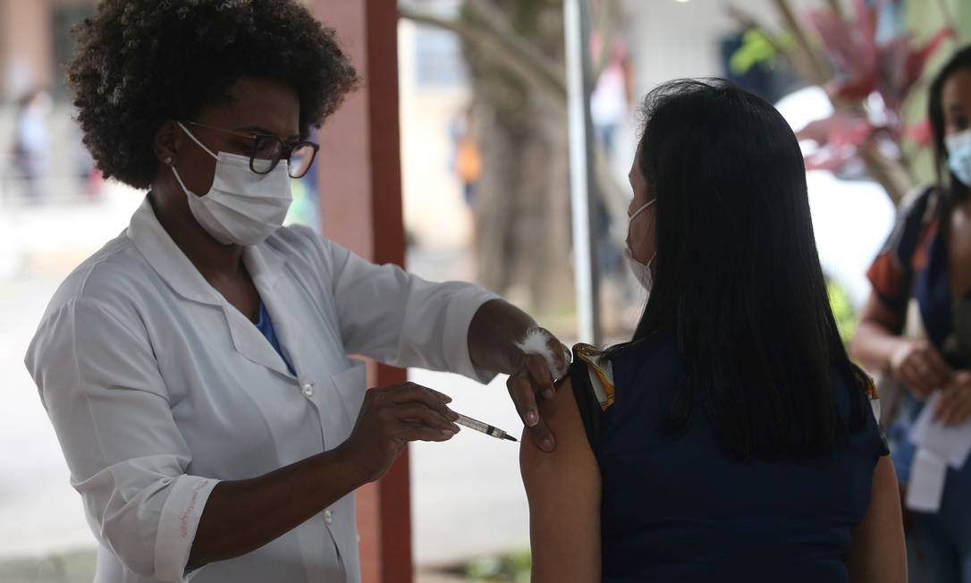 Mulher é vacinada contra Covid-19 na cidade do Rio de Janeiro Foto: Douglas Macedo / Agência O Globo