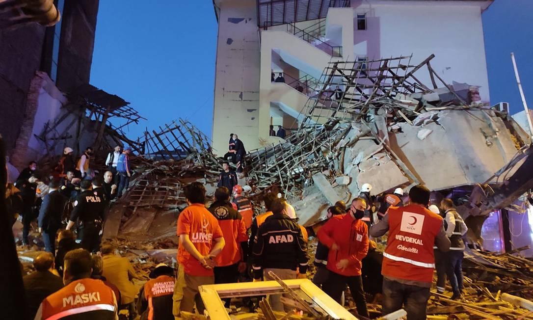 Mais de 20 pessoas sobreviveram a desabamento de prédio na Turquia Foto: HANDOUT / AFP