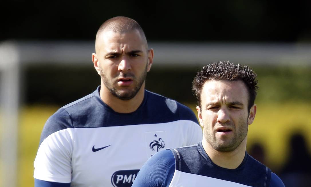 Benzema (esquerda) e Valbuena durante treinamento da seleção francesa, em 2014 Foto: Charles Platiau / Reuters
