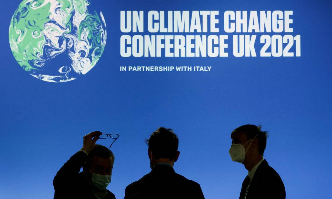 Pessoas conversam durante COP26, a conferência da ONU sobre mudanças climáticas Foto: YVES HERMAN / REUTERS/10-11-21