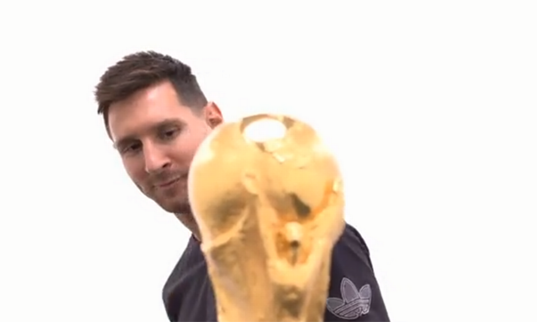 Messi observa taça da Copa do Mundo Foto: Reprodução