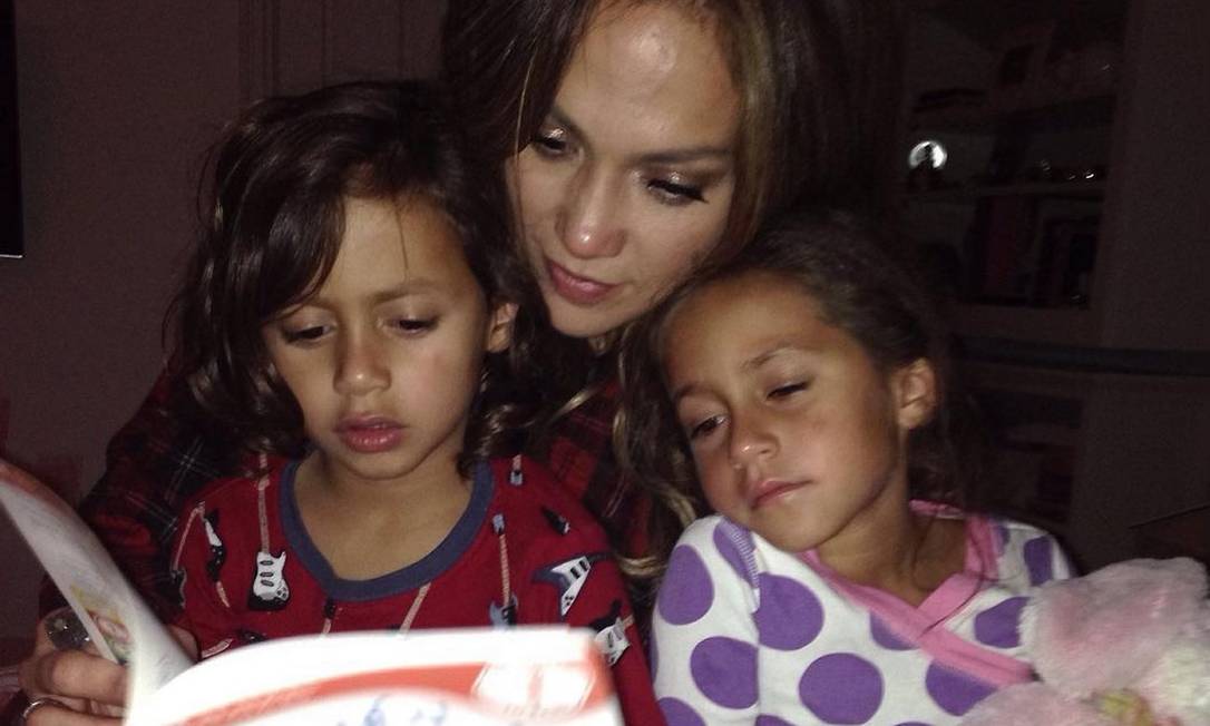 Jennifer Lopez lendo histórias de dormir para os filhos Maximilian e Emme Foto: Reprodução/Instagram
