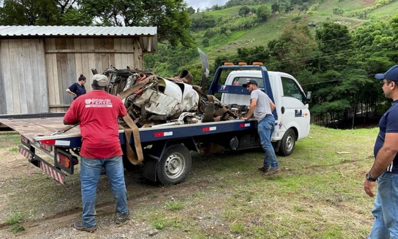 Motor estava em mata fechada e foi resgatado no início da tarde desta segunda-feira (8) Foto: Foto: Fervel Auto Socorro/Divulgação / Agência O Globo