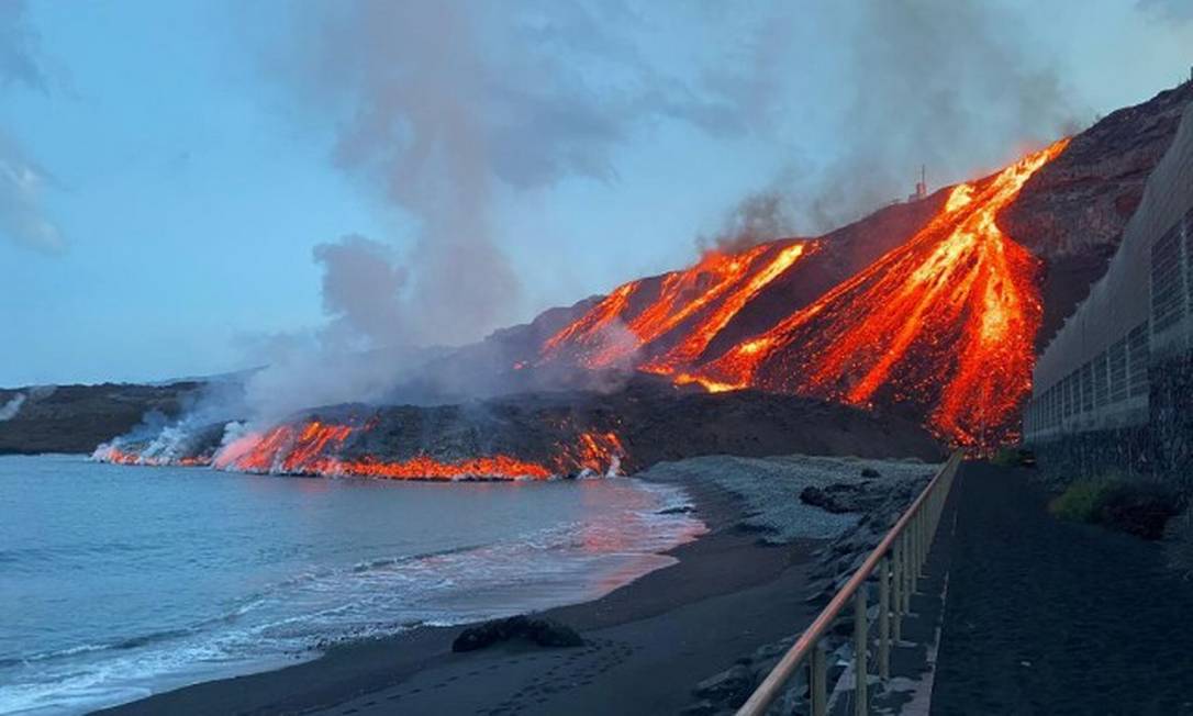 Lava do vulcão Cumbre Vieja chega ao oceano Foto: SPANISH TRANSPORT MINISTRY / via REUTERS