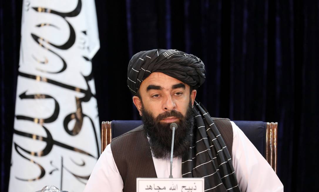 Porta-voz talibã, Zabihullah Mujahid, durante entrevista coletiva em Cabul, no Afeganistão Foto: STRINGER / REUTERS
