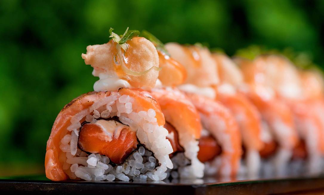 O enrolado de salmão com camarão é um dos destaques do Kimura Restaurante Foto: Divulgação/Vantuil Costa