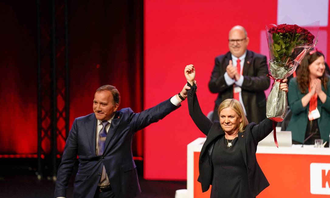  Stefan Löfven saúda Magdalena Andersson após sua eleição como presidente do Partido Social Democrata Foto: BJORN LARSSON ROSVALL / AFP