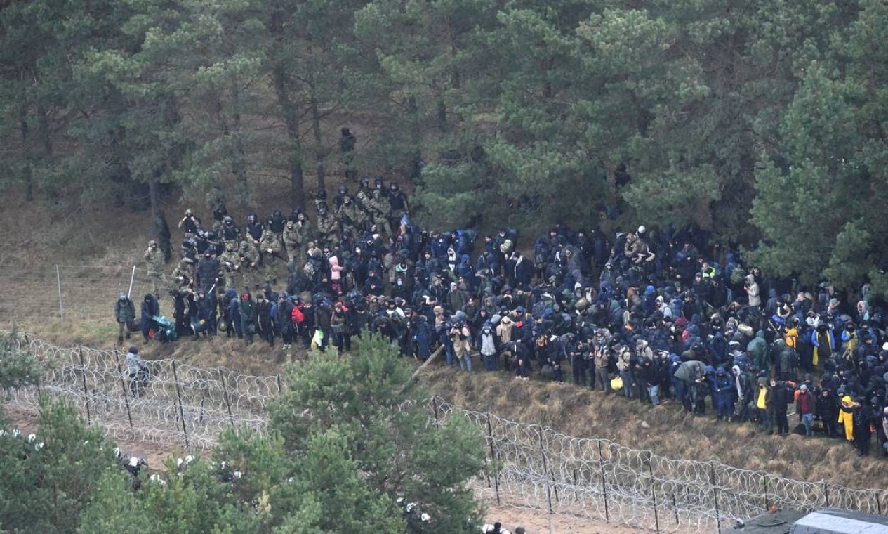 Imagem aérea mostra centenas de migrantes reuniudos no lado da bielorrusso da fronteira com a Polônia perto de Kuznica Bialostocka Foto: Ministério da Defesa da Polônia / via REUTERS