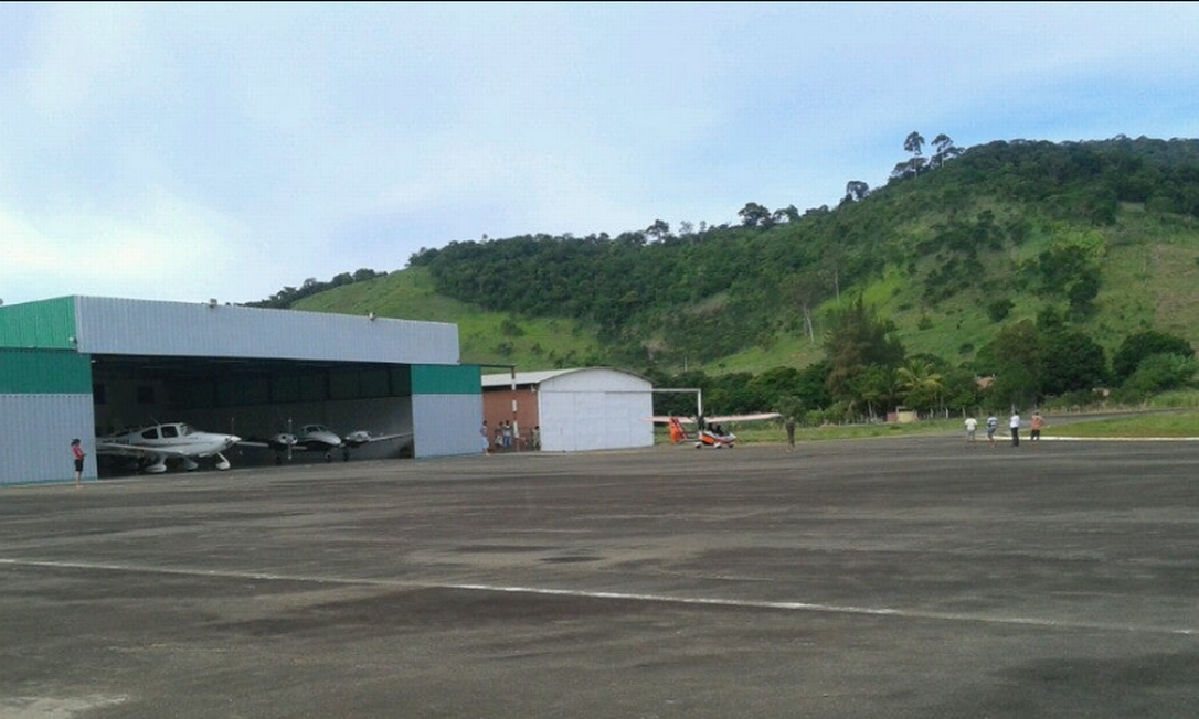 Hangar do aeroporto de Caratinga, que é mantido por empresários locais Foto: Reprodução / O Globo