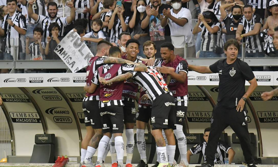 Soccer Football - Brasileiro Championship - Atletico Mineiro v America Mineiro - Estadio Mineirao, Belo Horizonte, Brazil - November 7, 2021 Atletico Mineiro's Guilherme Arana celebrates scoring their first goal with teammates REUTERS/Washington Alves Foto: WASHINGTON ALVES / Reuters