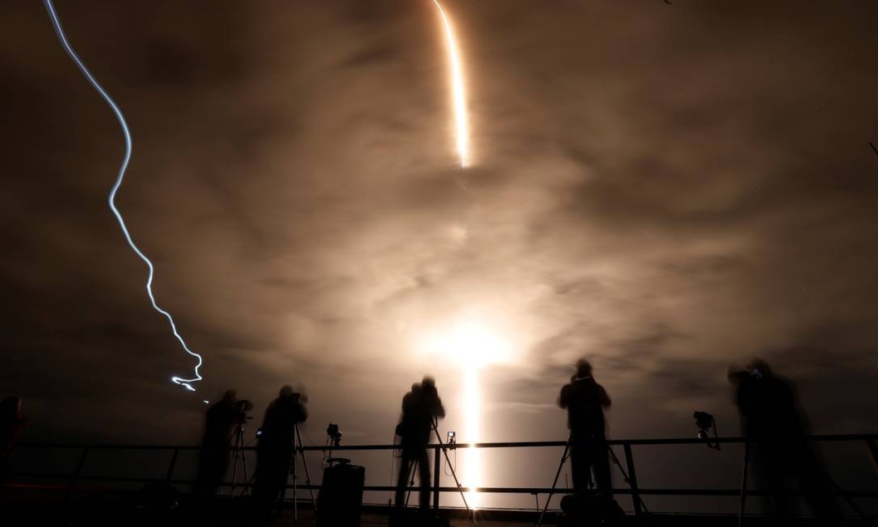 Imagem de longa exposição mostra o rastro do foguete SpaceX Falcon 9, com a cápsula Crew Dragon, sendo lançado, do Centro Espacial Kennedy em Cabo Canaveral, Flórida, EUA, carregando três astronautas da NASA e um da ESA em uma missão para a Estação Espacial Internacional Foto: THOM BAUR / REUTERS
