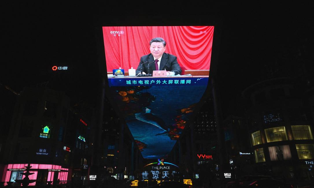 Telão em shopping de Pequim e mostra Xi Jinping durante reunião do Comitê Central do Partido Comunista Foto: NOEL CELIS / AFP/11-11-21