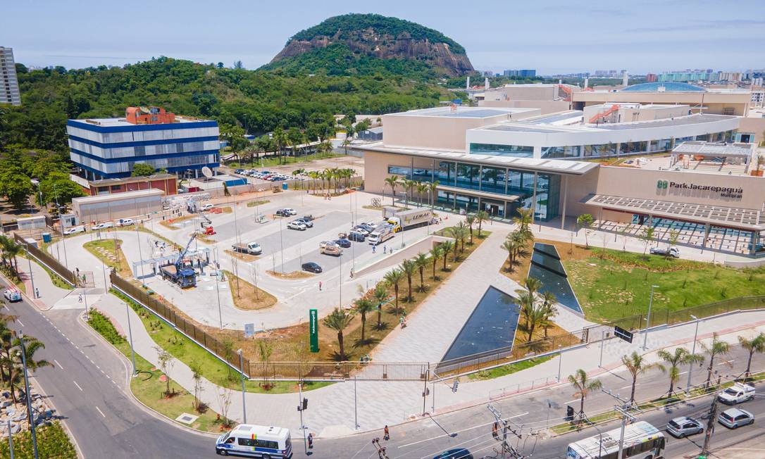 A fachada do shopping e parte do estacionamento passam pelos ajustes finais antes da inauguração Foto: Divulgação/Clube Mídia