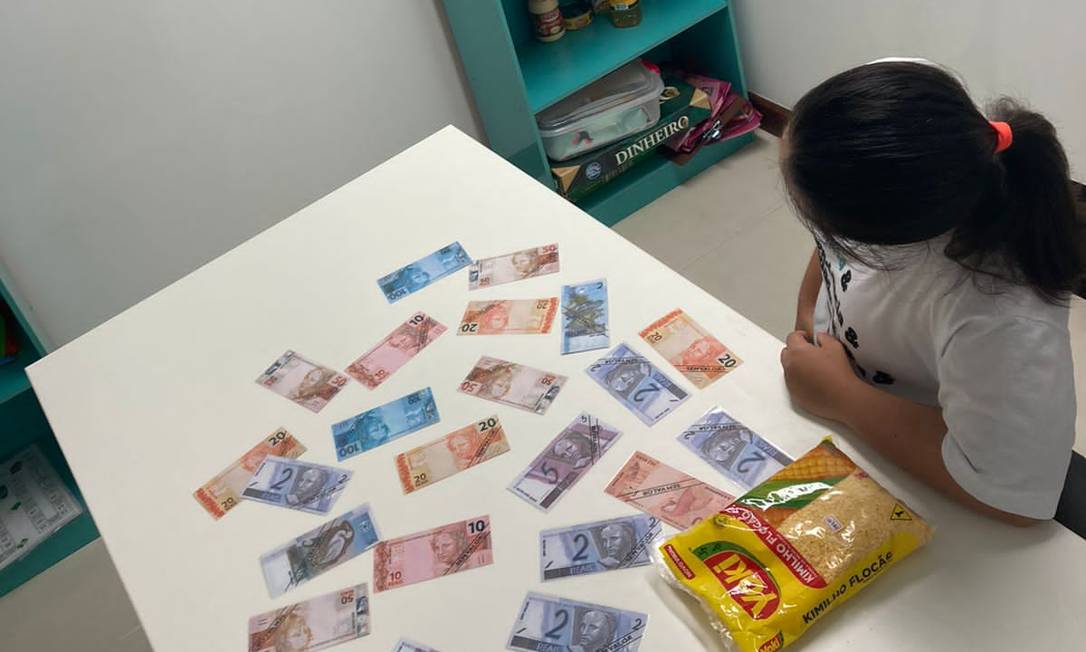 Paciente aprende a lidar com dinheiro no minimercado Foto: Divulgação/ Automonia Instituto