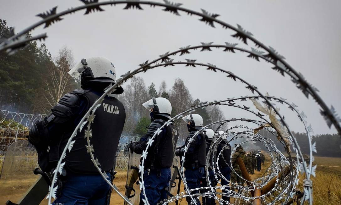 Policiais da Guarda Montada polonesa patrulham área de fronteira com a Bielorrússia, em Kuznica Foto: HANDOUT / via REUTERS