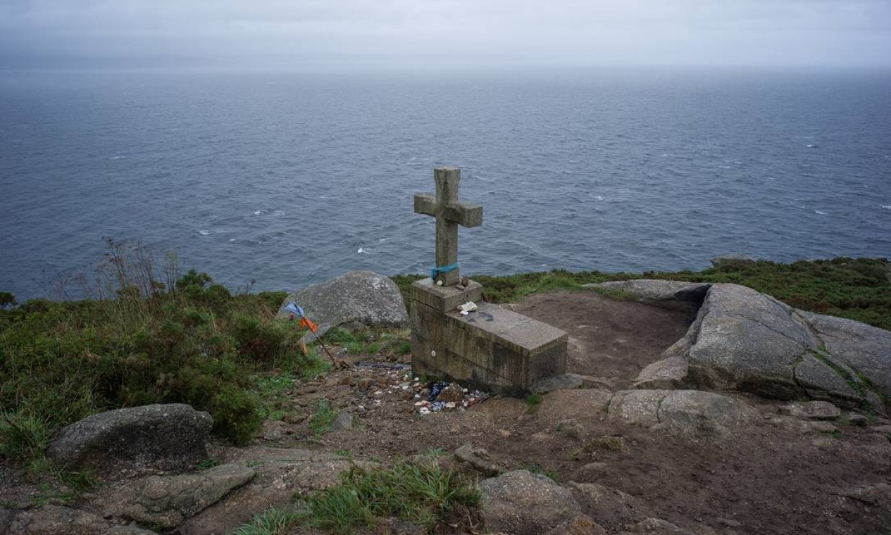 Um memorial no final do Cabo Fisterra, onde o Caminho de Santiago termina Foto: Samuel Aranda / The New York Times