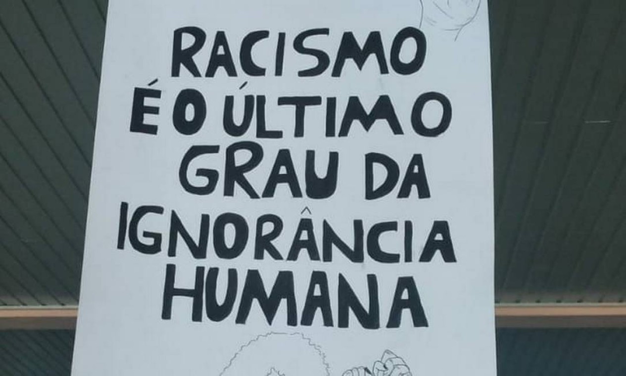 Alunos realizam ato antirracista após ataque a colega em escola do PR -  Jornal O Globo