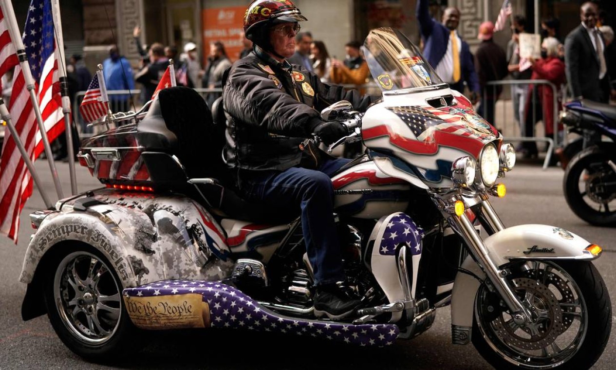 Homem pilota motocicleta durante o 102º Desfile Anual do Dia dos Veteranos, em Nova York, EUA Foto: TIMOTHY A. CLARY / AFP