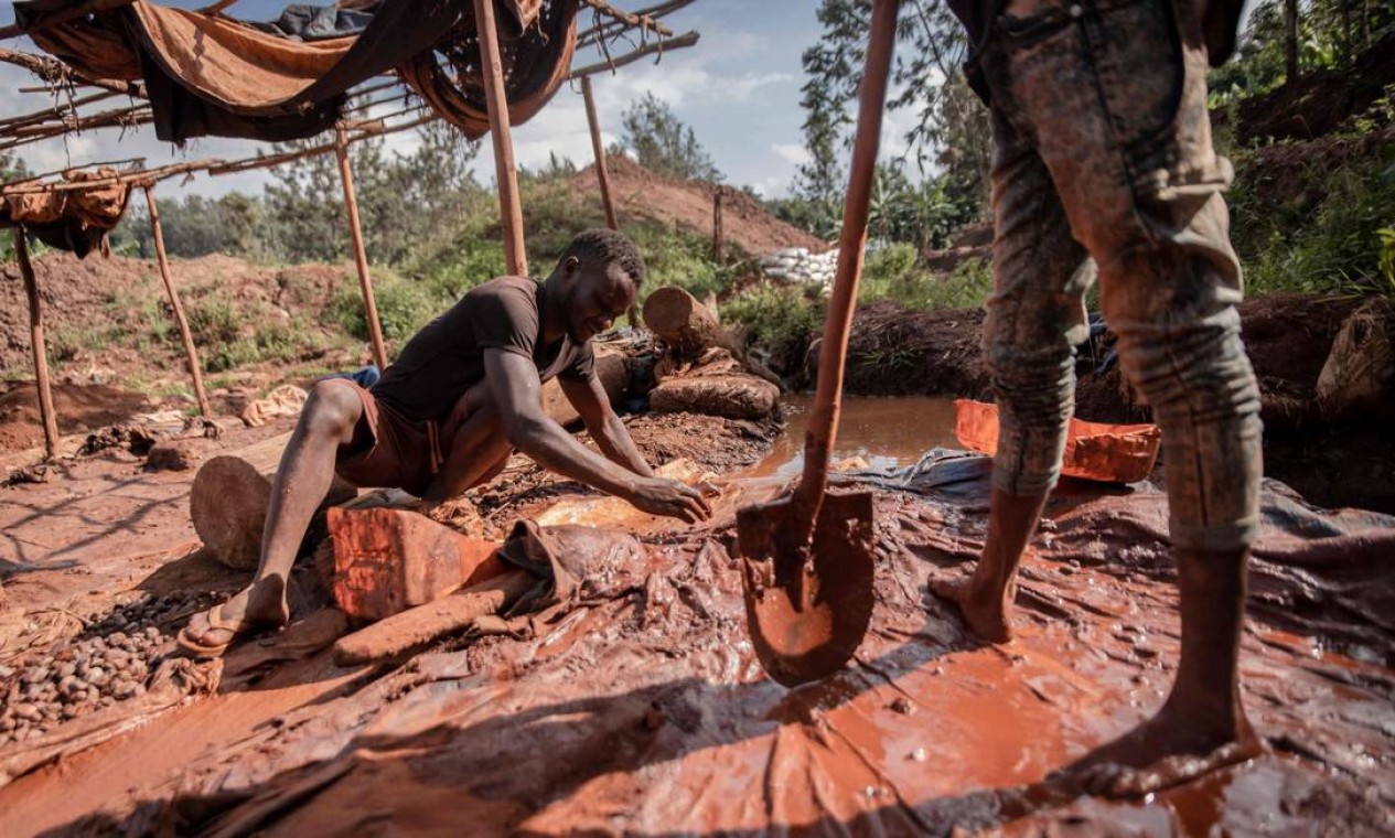 Mineradores artesanais buscam ouro na mina de Luhihi, a 50 km da cidade de Bukavu, capital da província de South Kivu, no leste da República Democrática do Congo Foto: GUERCHOM NDEBO / AFP