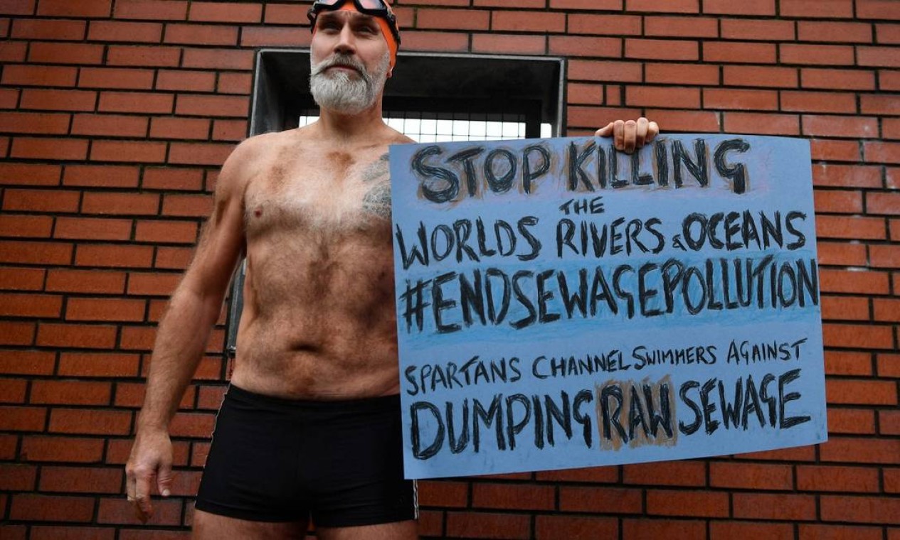 Nadador do Canal da Mancha protesta contra o despejo de esgoto bruto no mar, em Glasgow, durante a COP26 Foto: BEN STANSALL / AFP