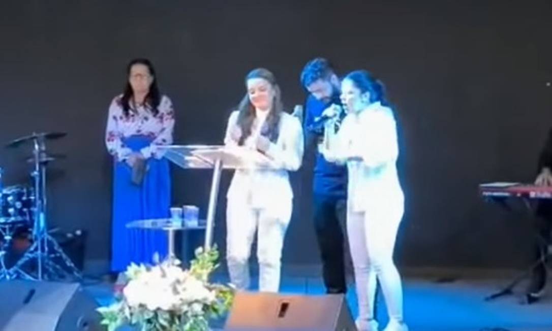 A dupla sertaneja Maiara e Maraisa cantou música em homenagem a Marília Mendonça durante culto Foto: Reprodução