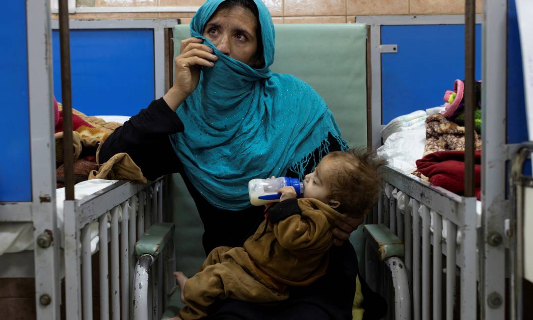 Mulher chamada Farzana, de 30 anos, segura seu bebê de um ano, Omar, na ala de desnutrição no hospital Indira Gandhi, em Cabul, no Afeganistão Foto: JORGE SILVA / REUTERS
