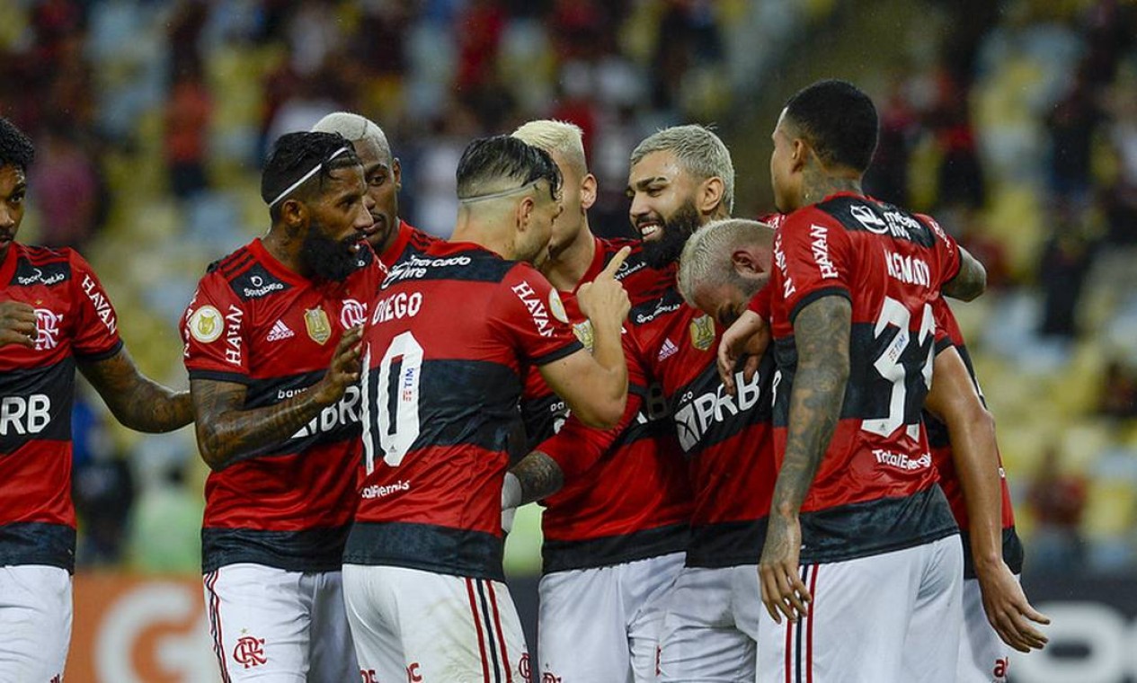 Jogadores do Flamengo festejam com Gabigol o 100º gol do atacante pelo clube Foto: Marcelo Cortes/Flamengo