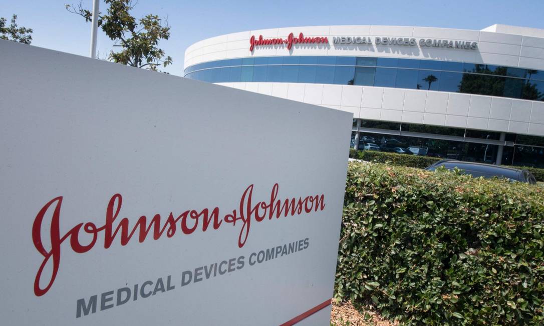 Johnson & Johnson anunciou planos de se desmembrar em duas empresas: uma focada em produtos de consumo, como talco para bebês, e a outra em medicamentos e dispositivos médicos. Foto: MARK RALSTON / AFP