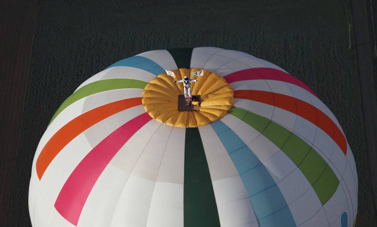 O balonista francês Remi Ouvrard tenta estabelecer recorde mundial ficando no topo de um balão de ar quente para o Teleton a uma altitude de mais de 3637 metros, em Chatellerault, oeste da França Foto: GUILLAUME SOUVANT / AFP