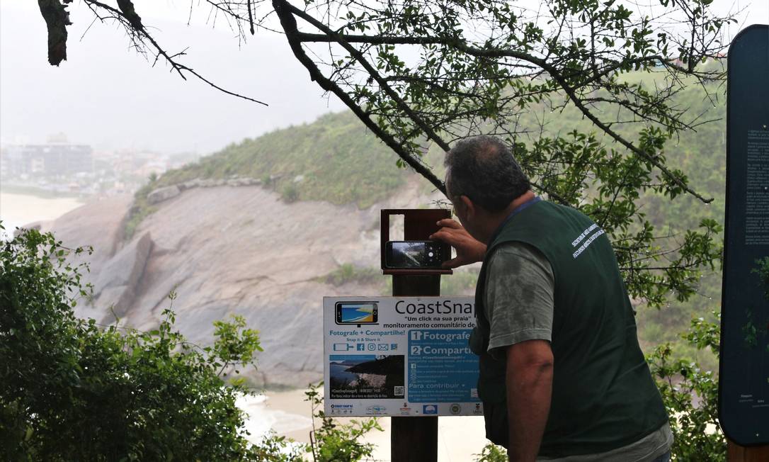 Agente da secretaria de Meio Ambiente testa novo suporte que será usado para visitantes posicionarem o celular na hora de fazer imagens Foto: Divulgação / Prefeitura de Niterói