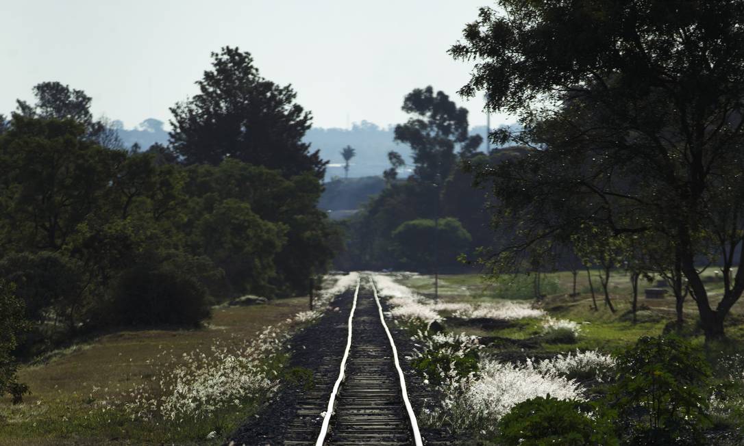 Trilhos em ferrovia do país: trem é parte simbólica da história do protagonista que sai do sertão para a cidade Foto: Daniel Marenco / Agência O Globo