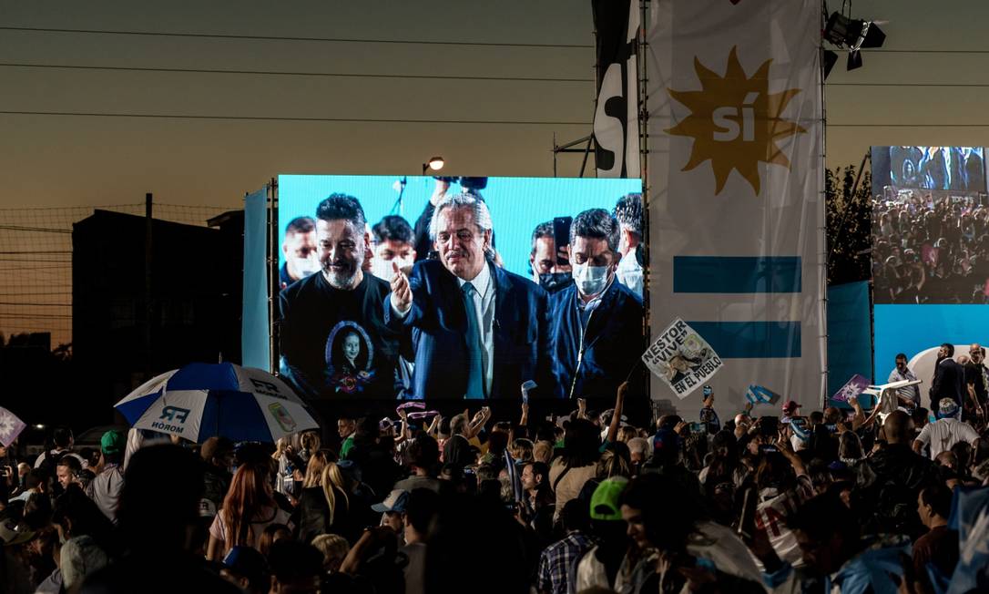 Presidente Alberto Fernández aparece em telão durante comício da campanha antes das eleições legislativas de domingo, em Merlo, na província de Buenos Aires Foto: Anita Pouchard Serra / Bloomberg