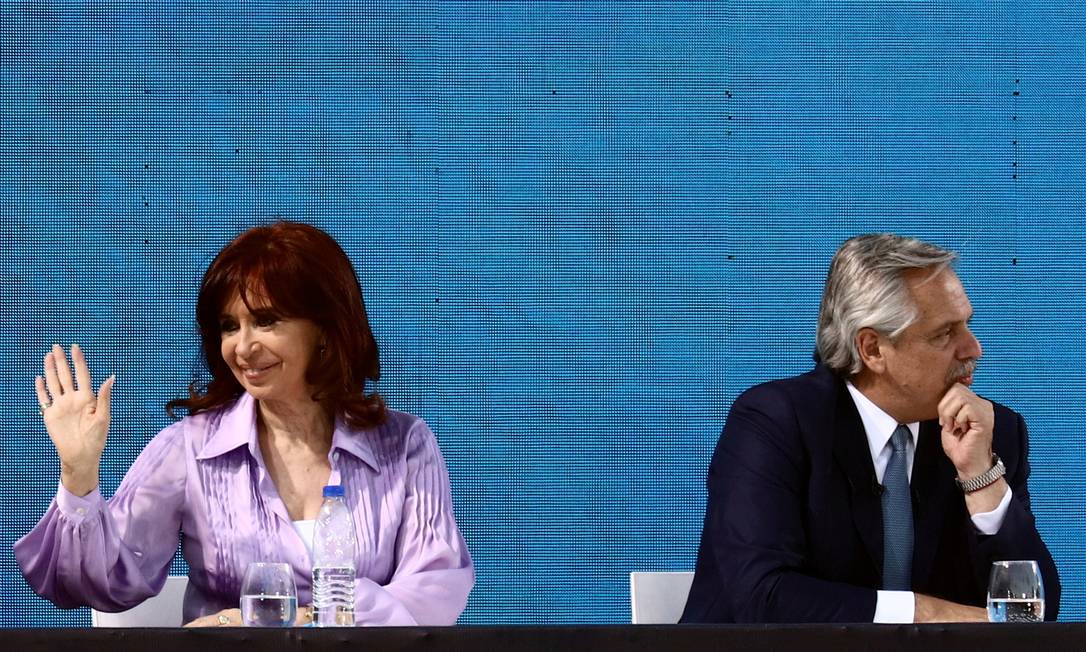 Vice-presidente da Argentina, Cristina Kirchner, acena a apoiadores ao lado do presidente, Alberto Fernández, durante evento de campanha no dia 11 de novembro Foto: MATIAS BAGLIETTO / REUTERS