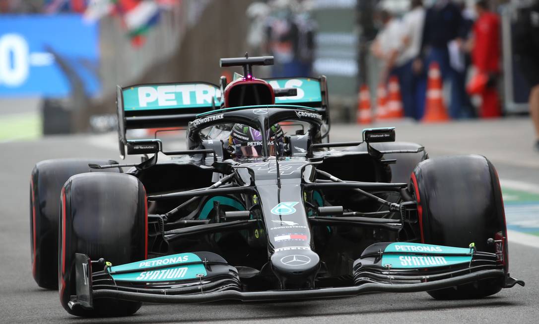 Lewis Hamilton cravou o melhor tempo no treino de classificação de sexta-feira, mas largará em último na sprint race deste sábado Foto: Beto Issa / F1 GP São Paulo