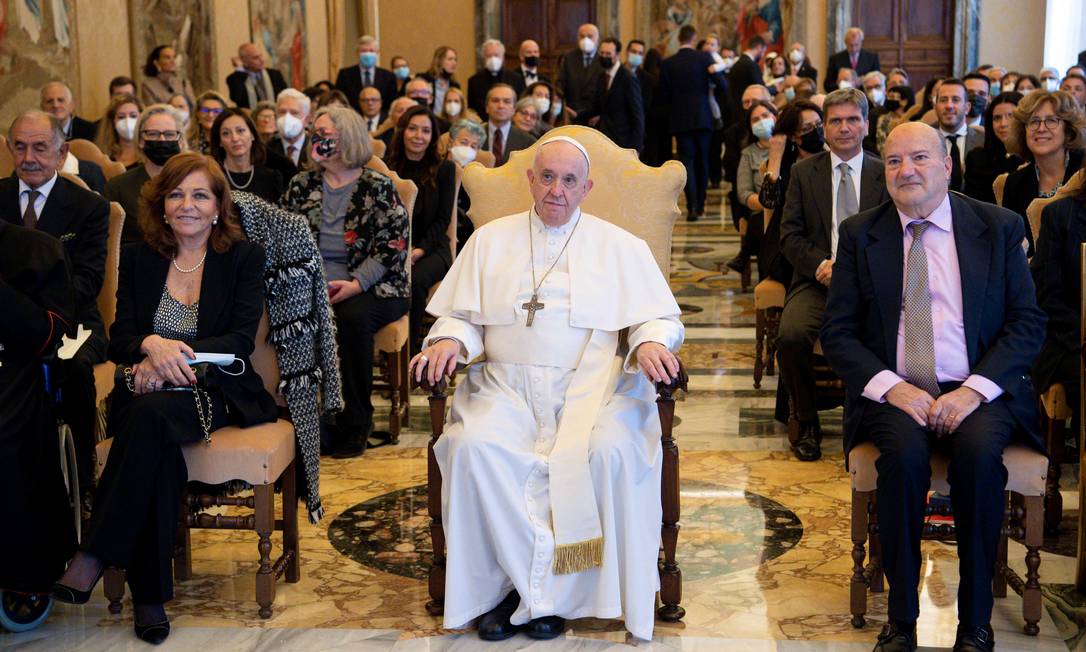 Papa Francisco em cerimônia de homenagem aos jornalistas Philip Pullella e Valentina Alazraki, que cobrem o Vaticano Foto: VATICAN MEDIA / via REUTERS