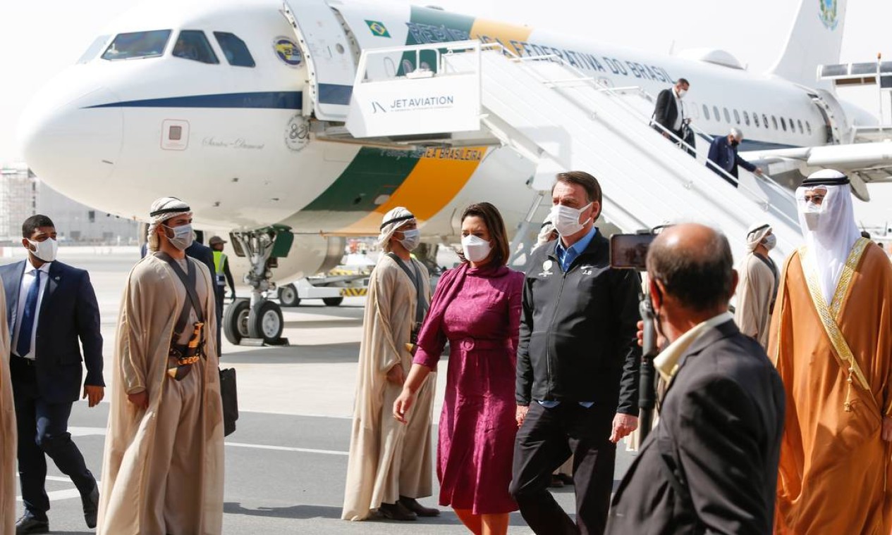 Bolsonaro, acompanhado da primeira-dama, Michelle Bolsonaro, chega a Dubai para visita oficial ao Oriente Médio Foto: Anderson Riedel/PR