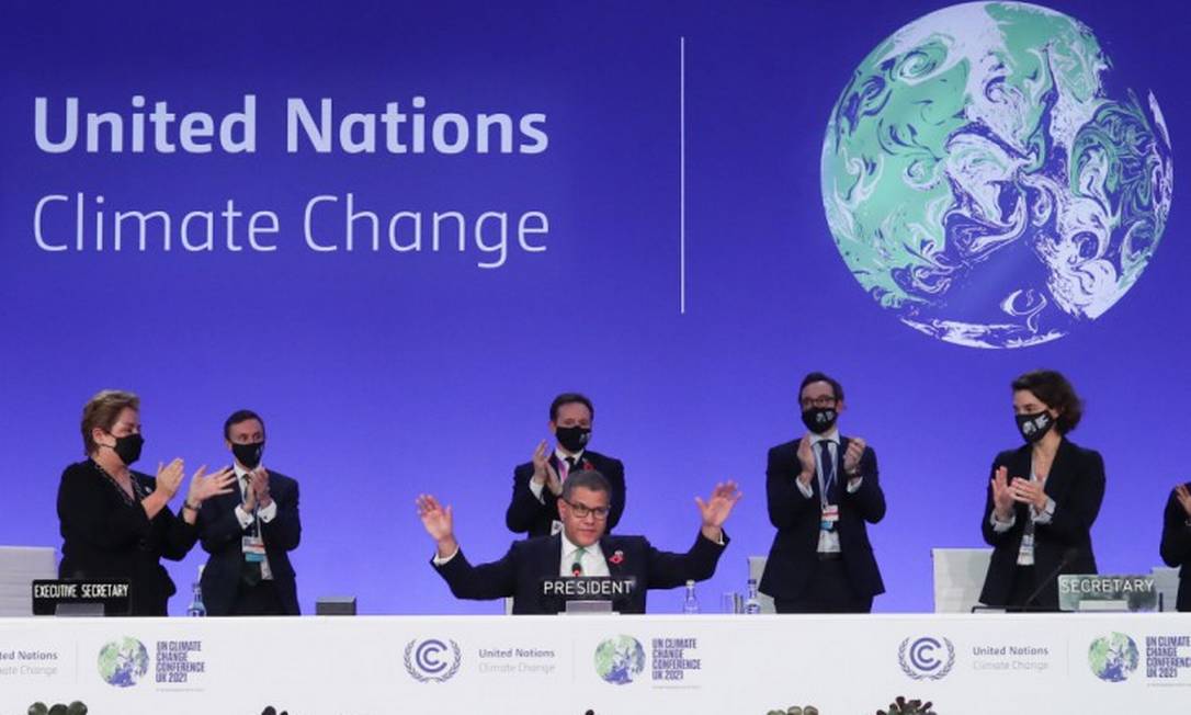 Presidente da COP26, Alok Sharma, é aplaudido após acordo final da cúpula ser aprovado Foto: YVES HERMAN / REUTERS