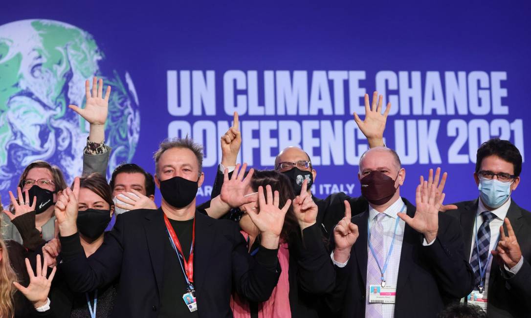 Delegados posam para foto após fim da COP26, a conferência da ONU sobre mudanças climáticas Foto: YVES HERMAN / REUTERS