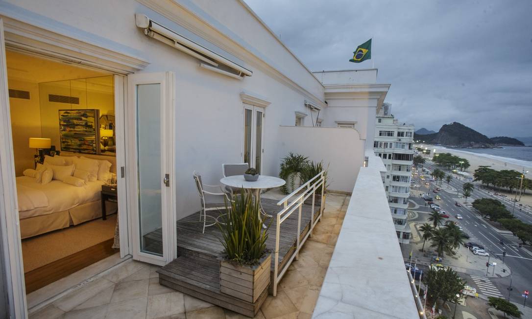 Uma das suítes do Copacabana Palace, com vista para o cenário da festa da virada: hotéis mais caros têm maior procura Foto: Agência O Globo