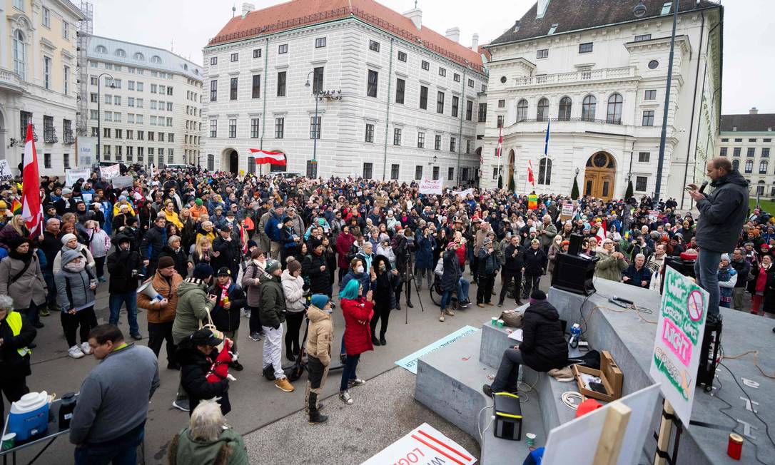 Manifestantes contra a vacina em protesto neste domingo em Viena; país vê aumento de casos entre não vacinados Foto: GEORG HOCHMUTH / AFP
