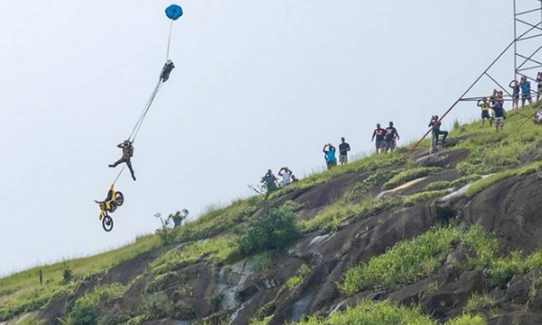 Homem cai de paraquedas logo após salto no Recreio; vídeo Jornal