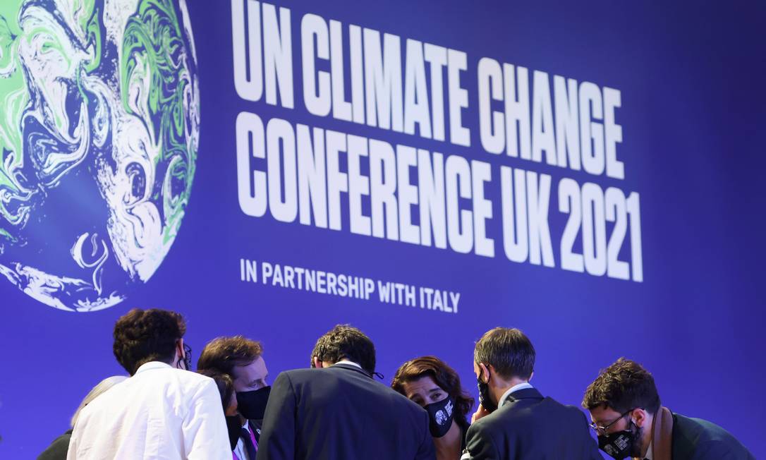 Delegados debatem durante último dia da conferência de clima da ONU Foto: YVES HERMAN / REUTERS