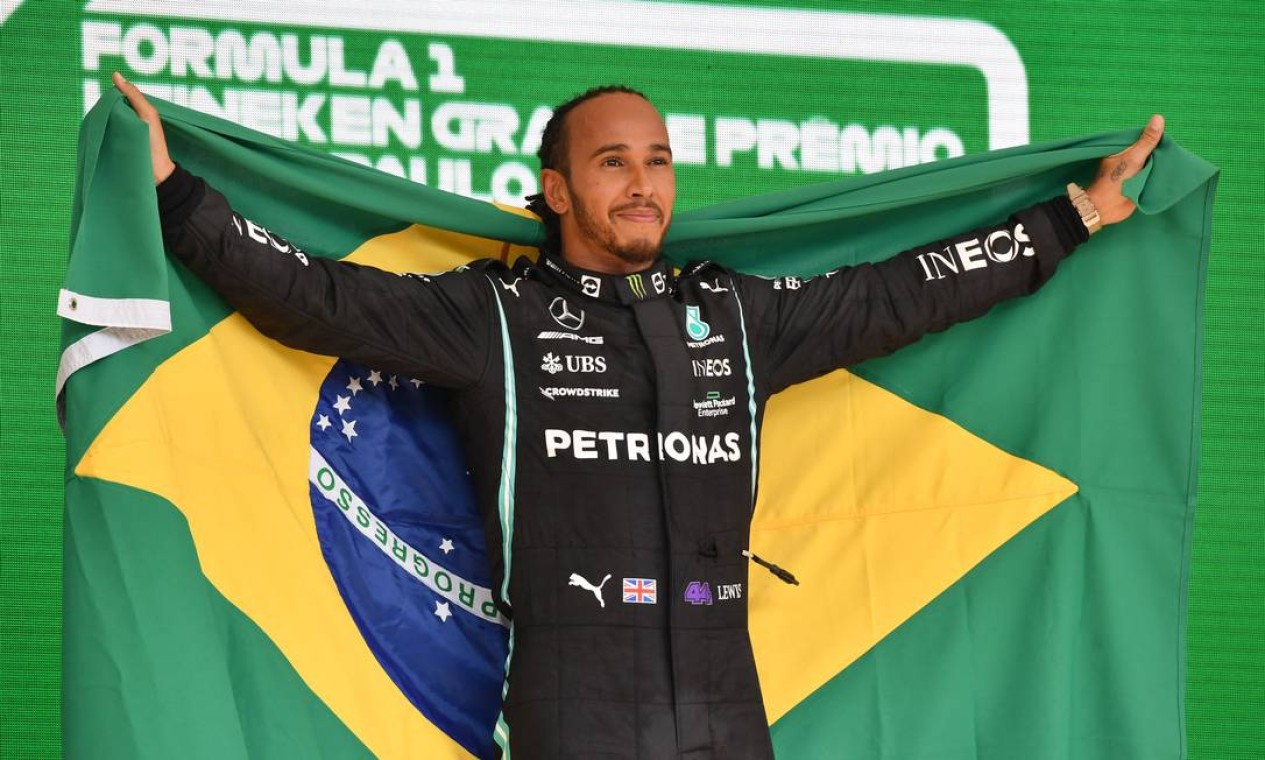F1: Hamilton vence, celebra com bandeira do Brasil e emociona o