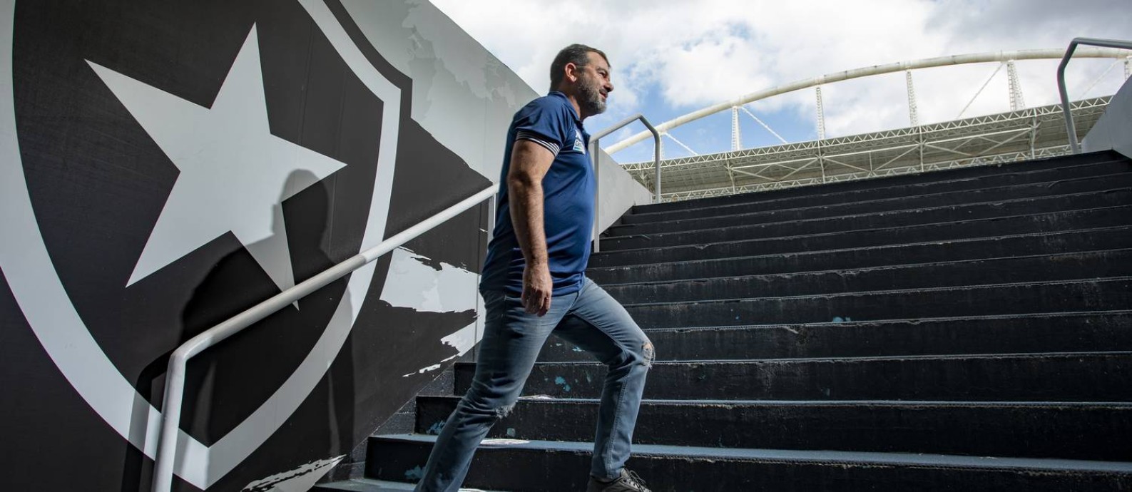 Enderson Moreira, técnico do Botafogo, no Estádio Nilton Santos Foto: Ana Branco / Agência O Globo