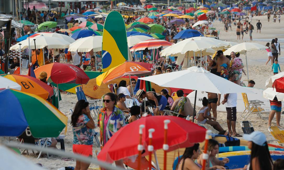 Praia de Copacabana cheia com a volta do turismo Foto: Roberto Moreyra