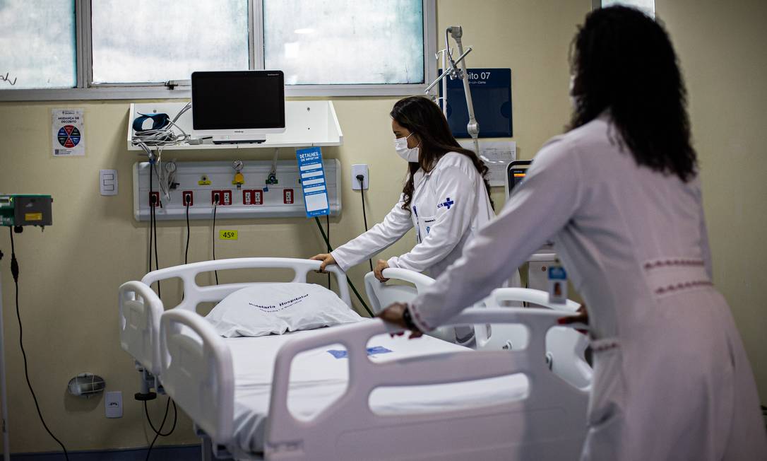 Alívio. Profissionais de saúde do Ronaldo Gazolla arrumam um leito vazio da unidade Foto: Hermes de Paula / Agência O Globo